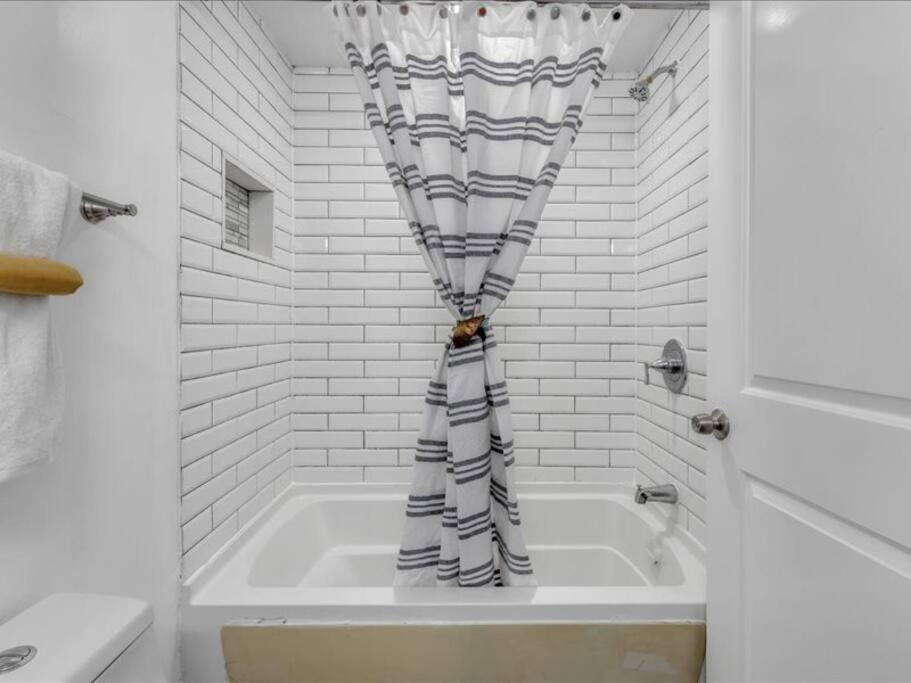 Quaint 3/2.5 Home In Fort Dupont Washington Bagian luar foto